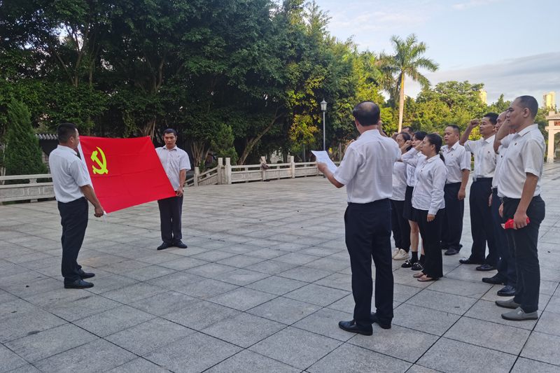 图为广西钦州市局（公司）物流中心开展重温入党誓词活动。陈崇娟摄