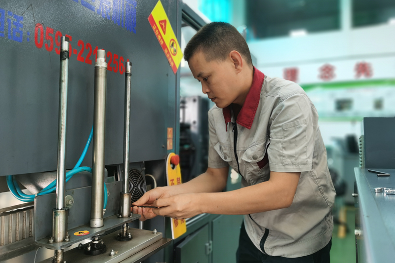 图为广西钦州市局（公司）物流配送中心入党积极分子在认真开展设备维护。陈崇娟摄