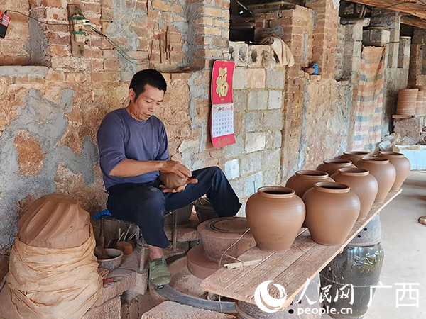 制陶艺人在制作红陶。黄子婧摄