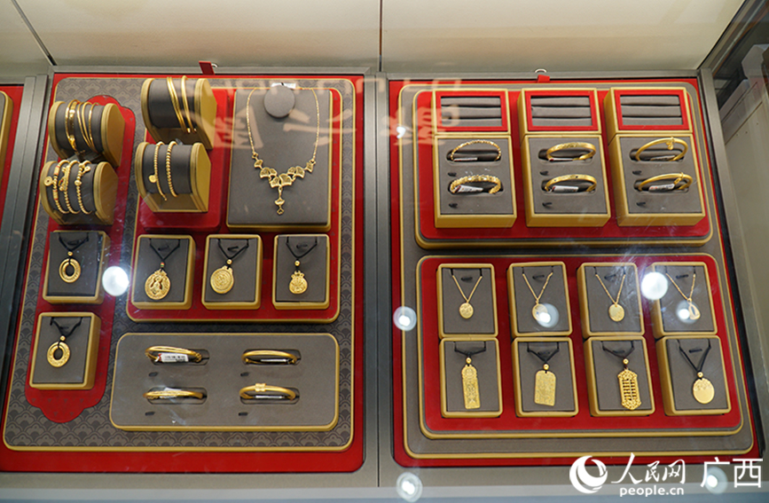 展会上的黄金珠宝饰品。人民网  冯肖慧摄  