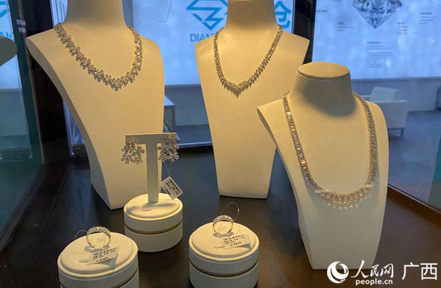 展会上的黄金珠宝饰品。人民网 冯肖慧摄  