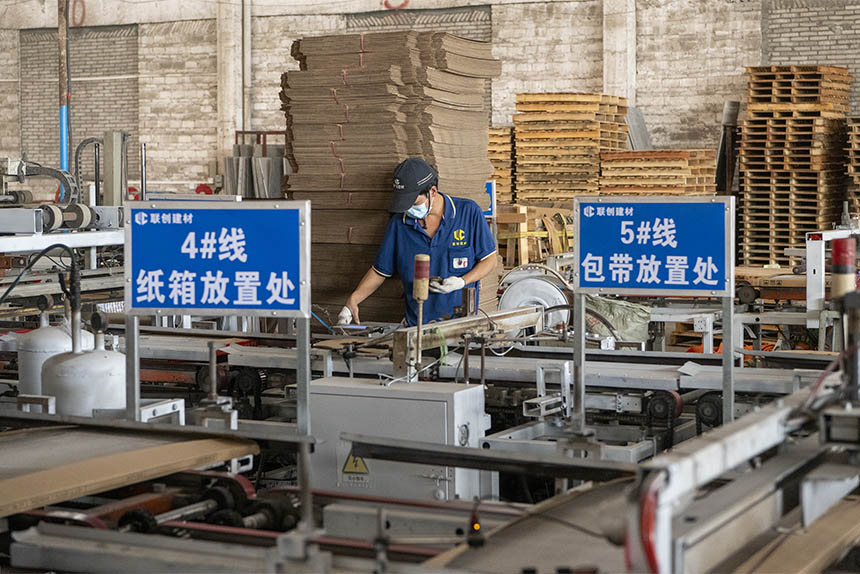 车间内，员工正在进行包装工作。何华文摄