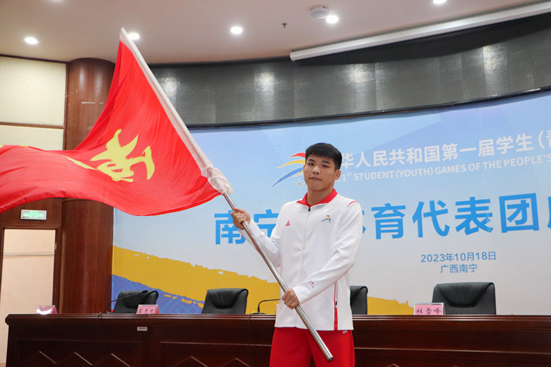 運動員代表陸鋒接過團旗。