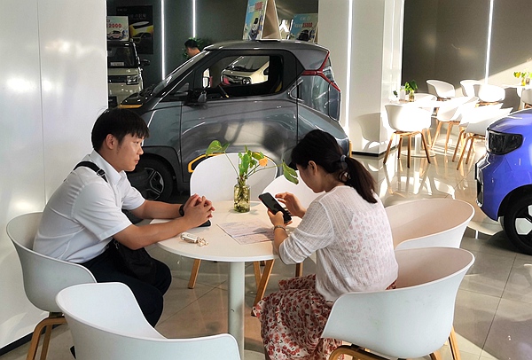 柳州银行工作人员在客户购车现场提供服务。柳州银行供图