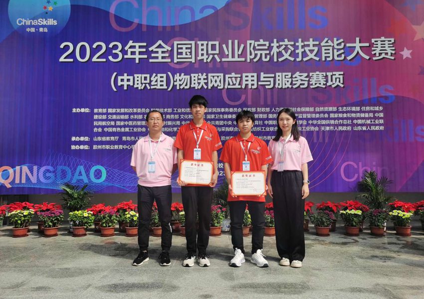 师生合照。 徐艺玮摄