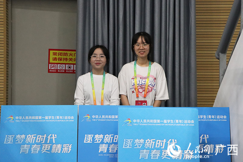 志愿者微笑服务。人民网 何宁摄