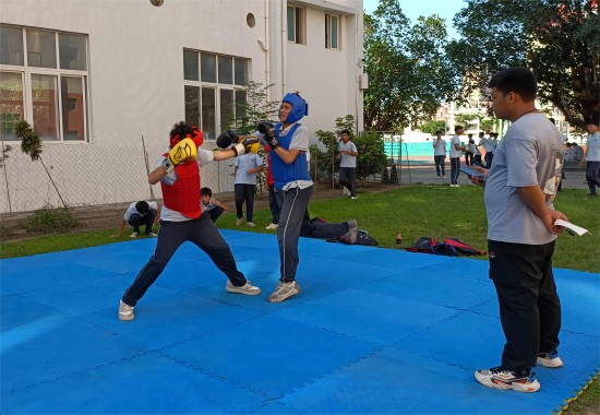 学生在多元化课程展示活动上进行武术散打比赛