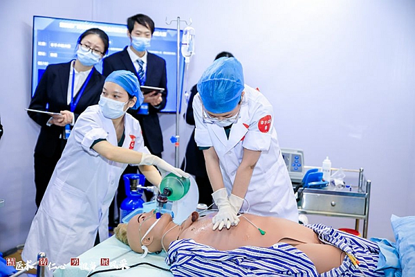 承办第四届广西住院医师（助理全科医生）规范化培训临床技能大赛。桂林医学院附属医院供图