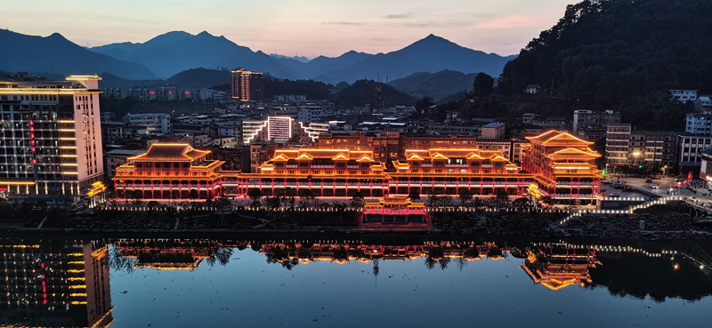 夜幕降临，华灯初上，永福状元坊夜景一瞥。周兴宁摄