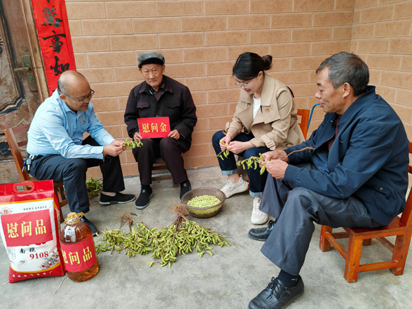 入户慰问老人