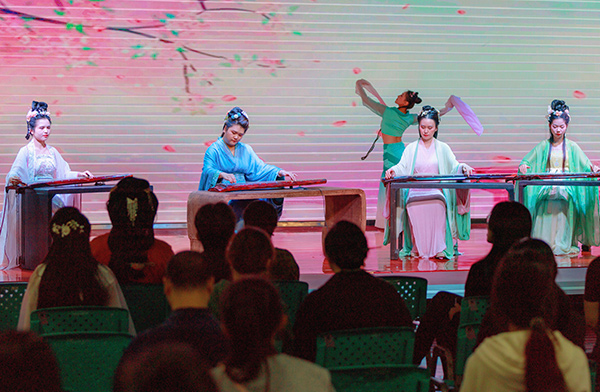 钱昱、石潇语、刘乃铭、覃洁洁带来古琴演奏《诗经·采薇》。伍畏摄