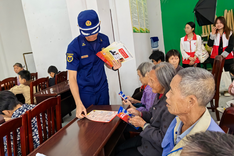 现场发放宣传资料