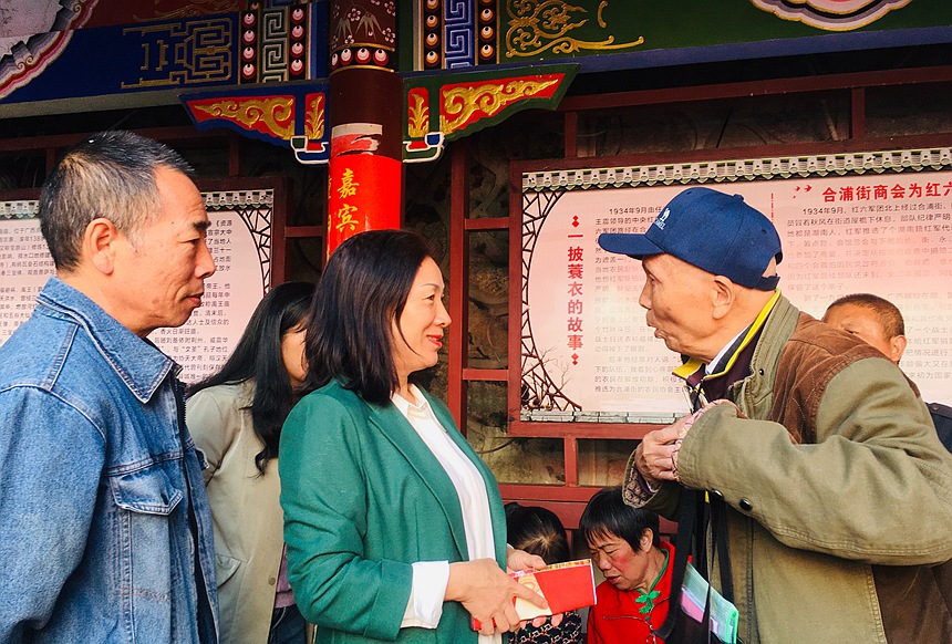 在合浦街历史文化长廊讲述红军长征的故事