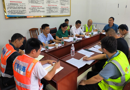 桂东中心养护工程建设办工作人员到省道503线大风坳提质升级改造项目现场检查督导工作。黄华摄