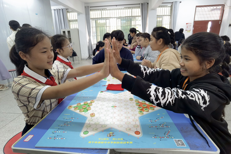 数棋互动。肖时剑摄