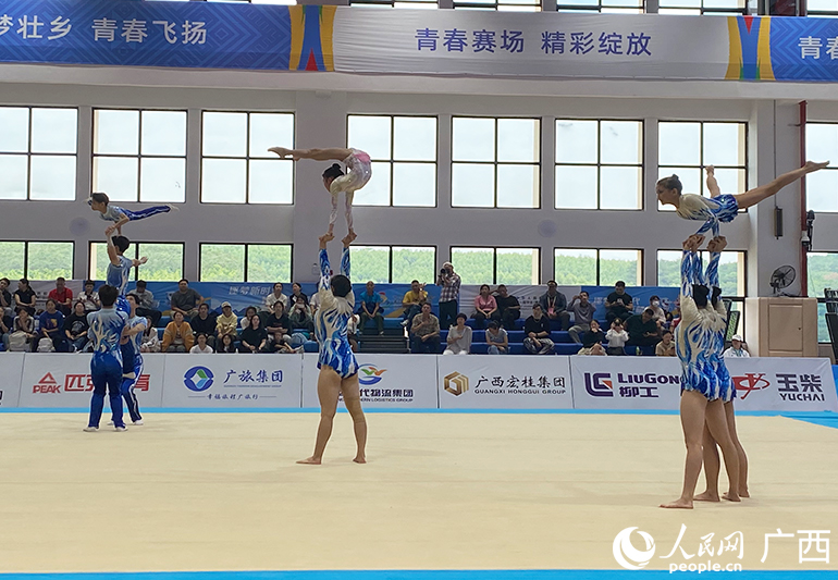 南京队在甲组大集体项目比赛中。人民网 冯肖慧摄