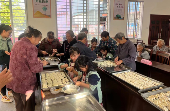 温暖的饺子宴。梁丽娜摄