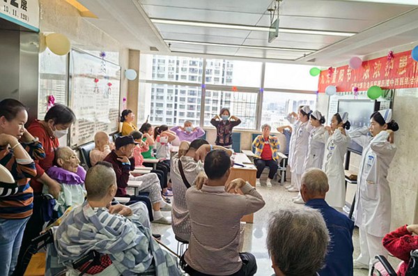 讲解“眩晕操”。广西民族医院供图