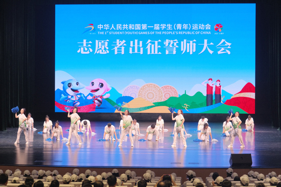 活动在震撼的动感歌舞中拉开序幕。朱淑雨摄