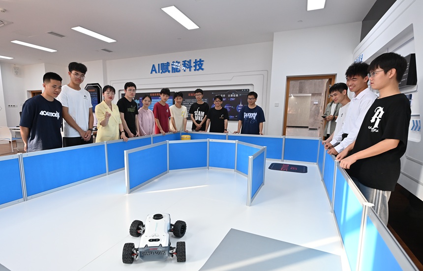 广西民族大学相思湖学院教师在学校智能汽车实验室 为学生讲解智能汽车控制系统与车载传感器的工作原理