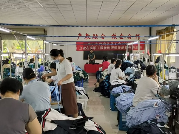 图为工匠学校纳福彩绣工作室在企业在岗职工服装制版师技能提升培训班上给职工传授技艺