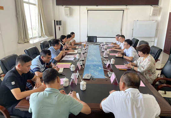 桂东公路发展中心领导带队主动走访梧州市临港经济区（循环片区）企业，共同围绕公路服务助推企业发展进行座谈。李北英摄