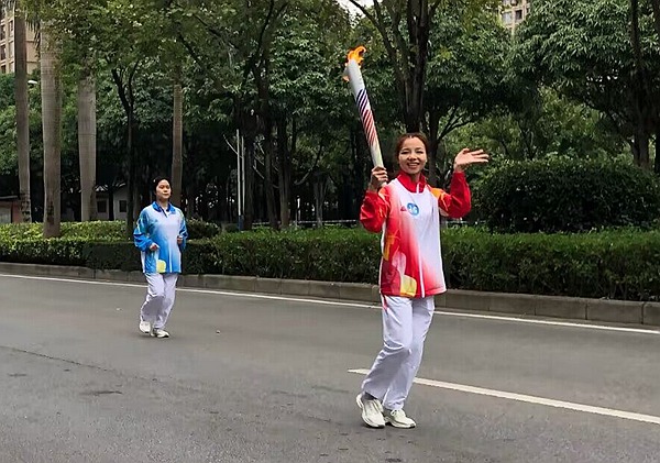 第16棒火炬手凌佳佳传递圣火现场。右江民族医学院党委宣传部提供