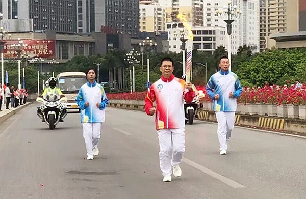 第19棒火炬手、右医附院重症医学科副主任、百东院区重症医学科主任陆亿在传递圣火。右江民族医学院党委宣传部提供