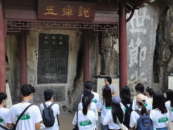 组织青年学生到桂海碑林博物馆开展“以史为鉴守初心，廉洁自律担使命”清廉主题学习活动。医院供图