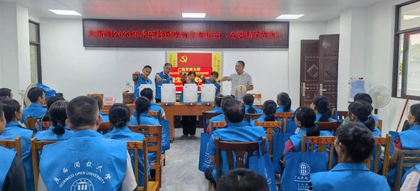 图为技术员指导库区群众调配“益生菌”制作技术。