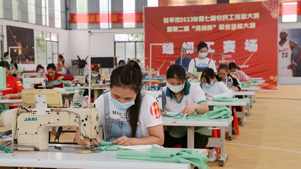 10月14日，桂平市首屆縫紉工技能比賽在木樂鎮舉行，62名縫紉“高手”同台競技.jpg