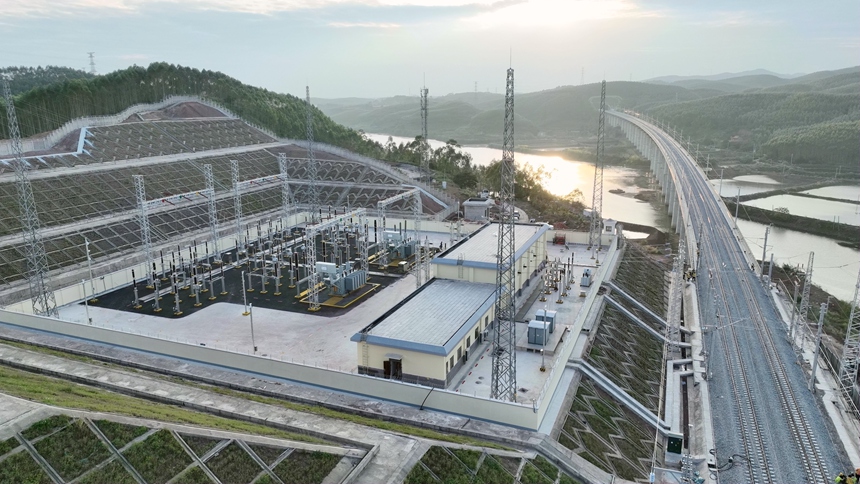 防东铁路全线接触网送电成功。张成毅摄