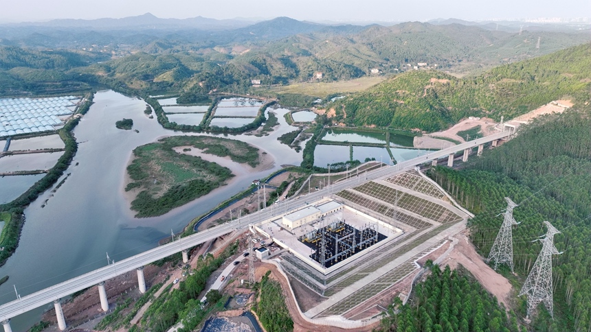 防东铁路全线接触网送电成功。张成毅摄