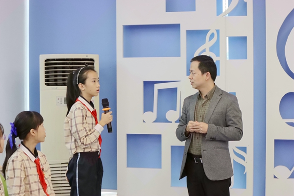 学生正在回答提问。牟斌摄