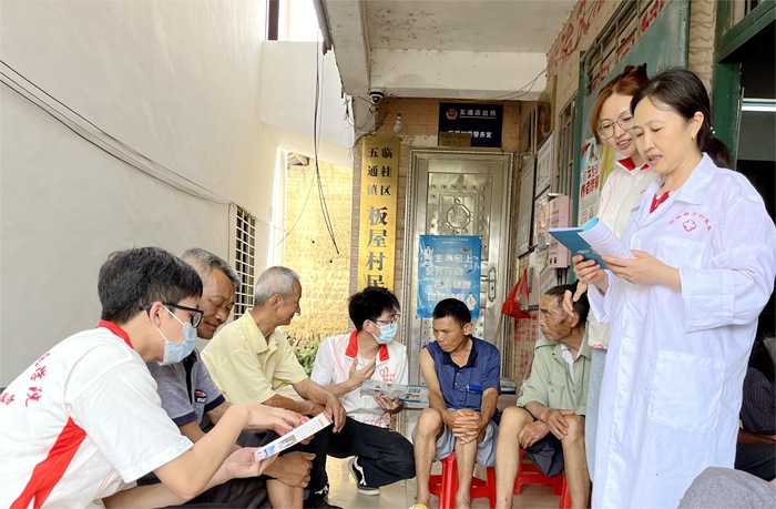 全科医学院组织学生到乡村开展暑期三下乡社会实践活动。桂林医学院供图