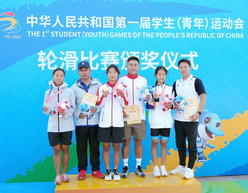 颁奖后合影。学青会网上新闻中心供图