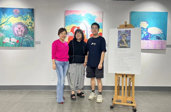 独立策展人罗荃（中）、新锐艺术家黄柱（右）和槿画廊联合创始人张元元（左）在本次画展合影留念。主办方供图