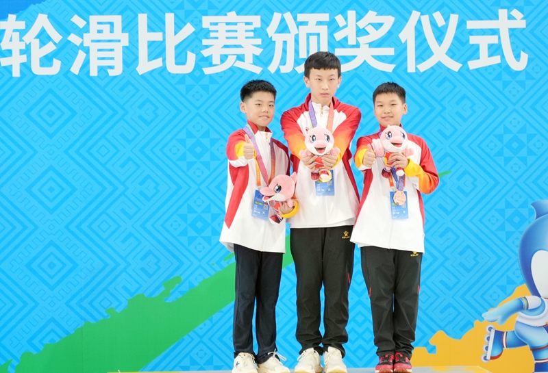 男子花样轮滑前三名合影。学青会网上新闻中心供图