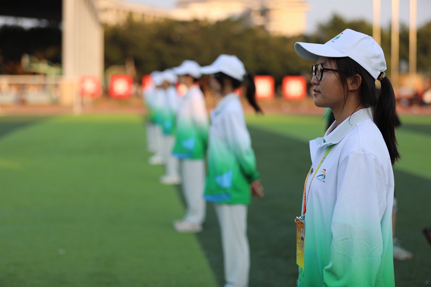 志愿者认真开展志愿服务。桂林旅游学院供图