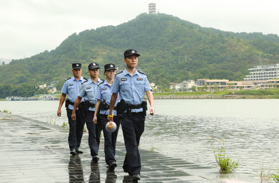 民警在江边巡逻。桂林市公安局供图