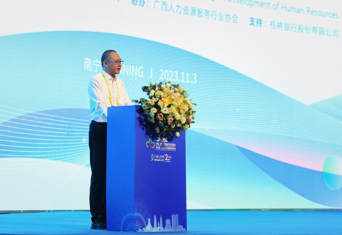 峰会特邀嘉宾——桂林银行党委书记、董事长吴东代表企业发言。刘毅恒摄
