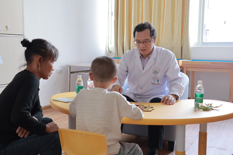 专家了解患者情况。谢雨婕摄