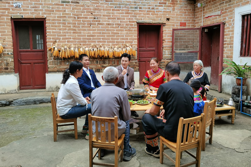 矮寨村进家庭活动现场。谢雨婕摄