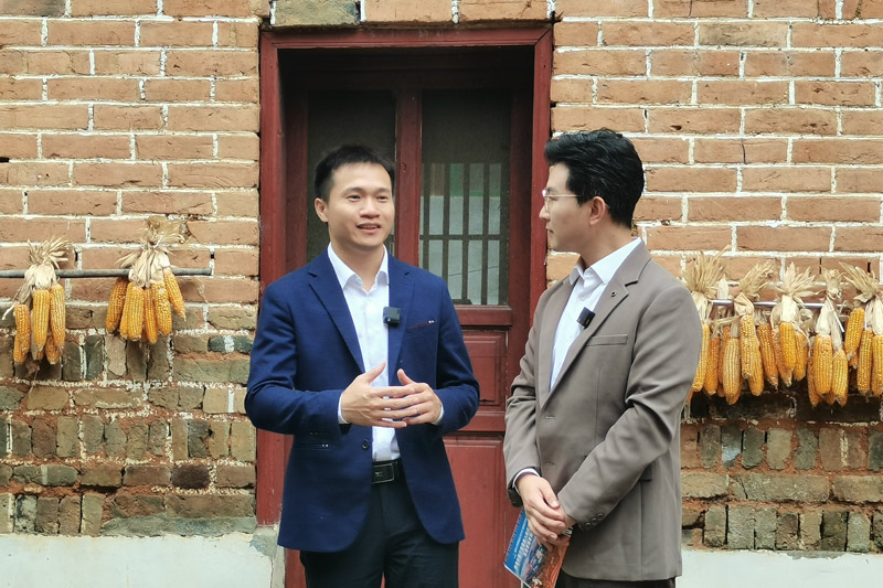 向群众宣贯健康知识。谢雨婕摄