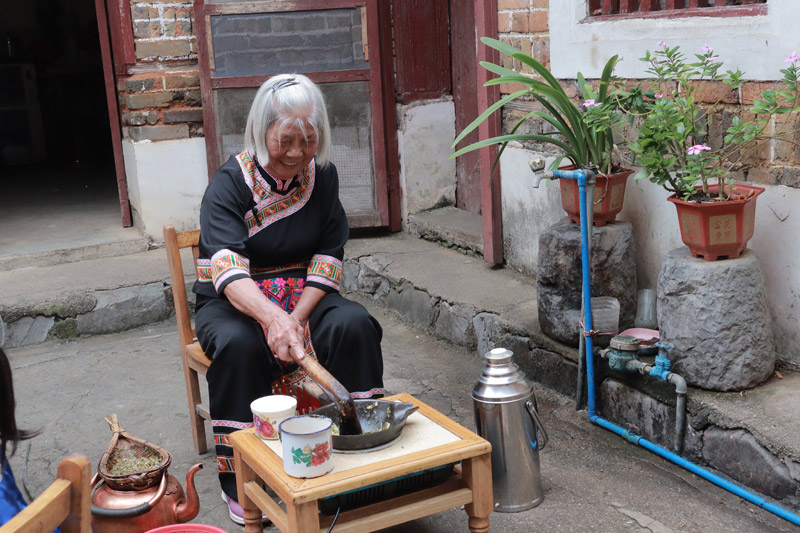 群众在打油茶。谢雨婕摄