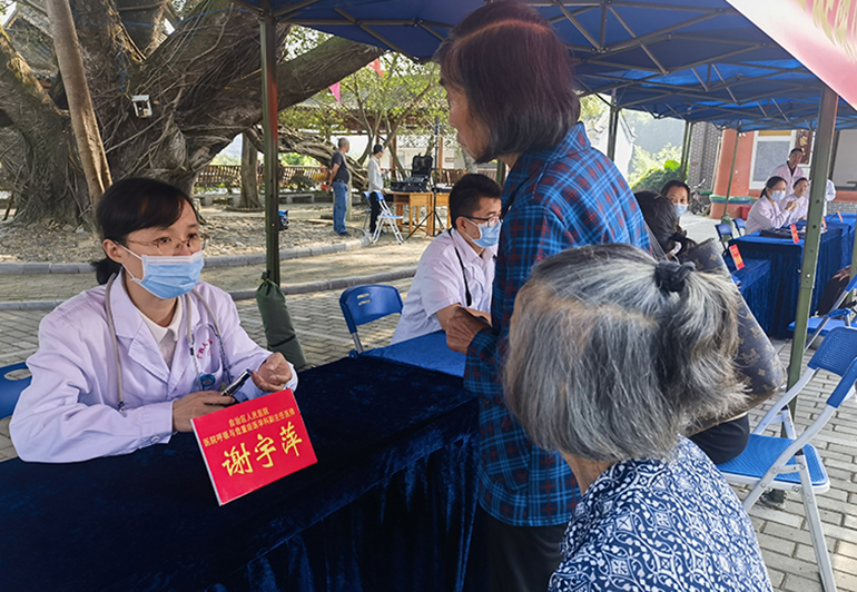 莲花镇老舞台健康义诊。主办方供图