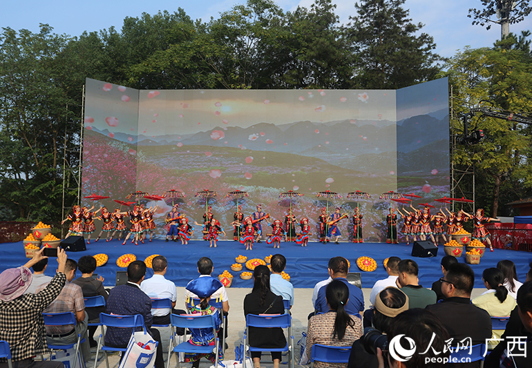主会场健康文艺汇演。人民网 冯肖慧摄