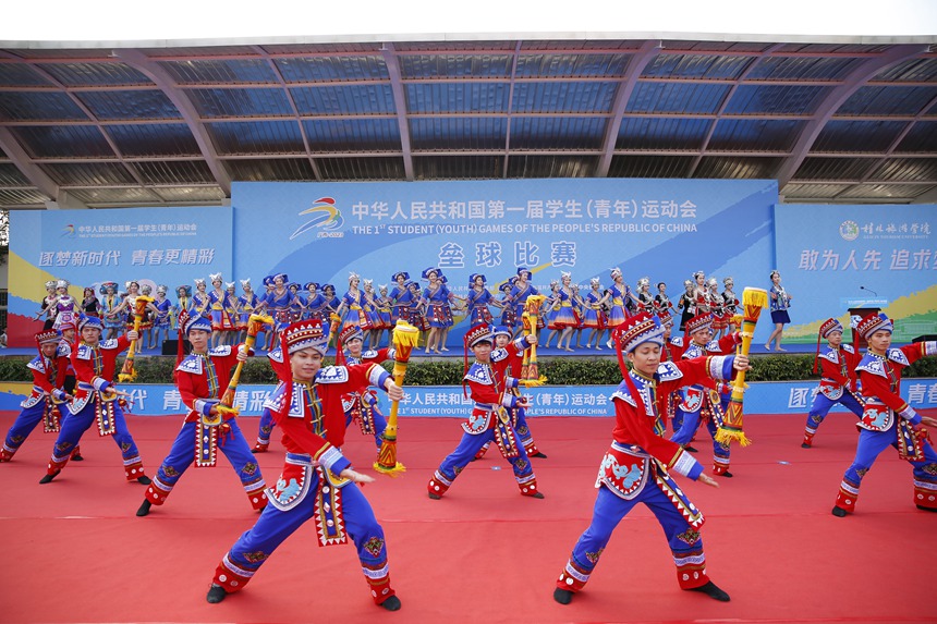 开场舞表演。桂林旅游学院供图