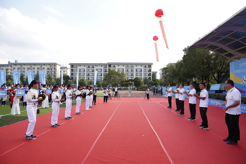 主席台领导、嘉宾为比赛开球。桂林旅游学院供图