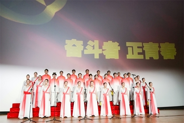 歌唱《我和我的祖国》红色电影组歌
